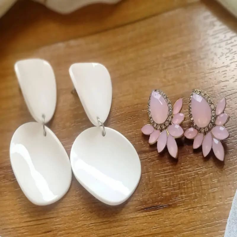 2 Pairs of earrings