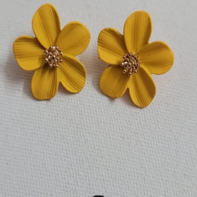 Beautiful yellow follower studs